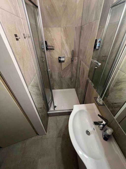 Authentic 2-bedroom Apartment *